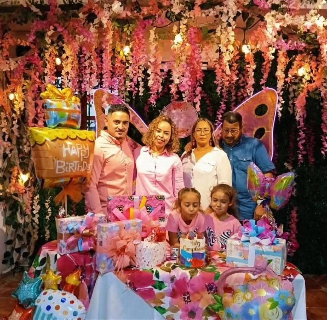 Cliente celebrando su cumpleaños en familia